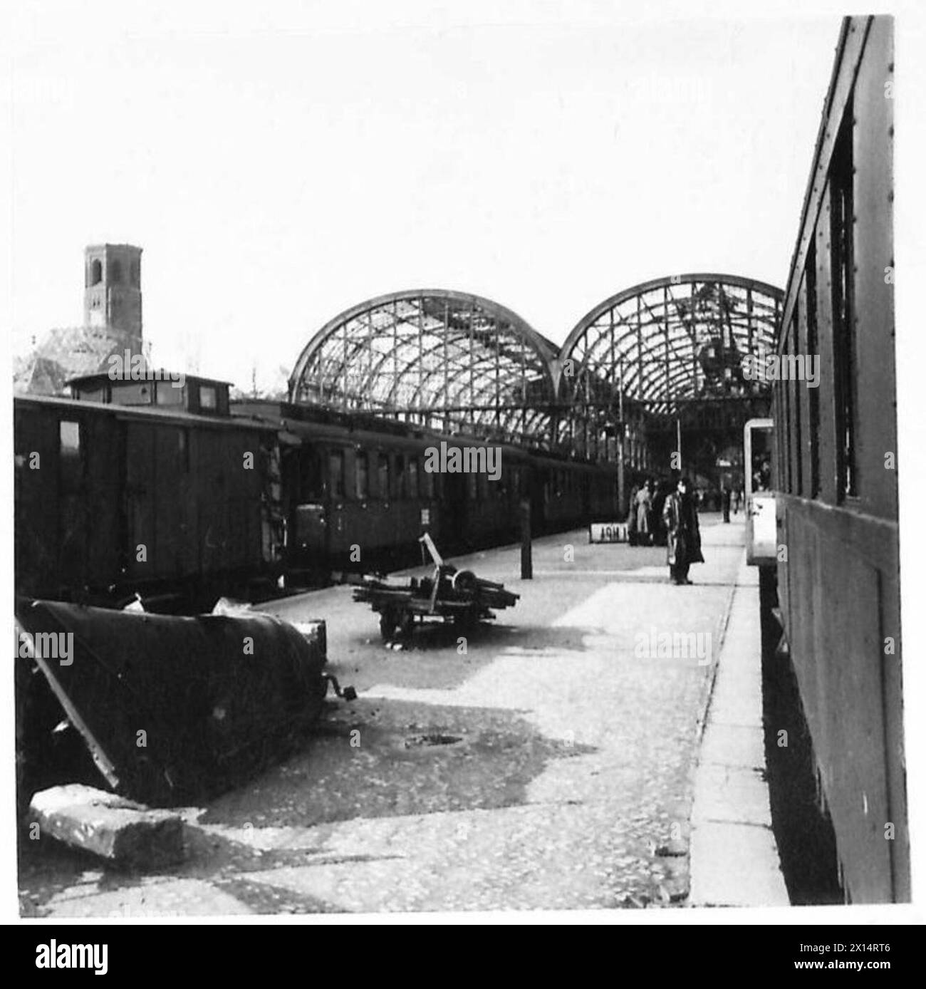 I danni sono visibili lungo una piattaforma della stazione ferroviaria di Kiel, documentati dal 21st Army Group dell'esercito britannico. Foto Stock