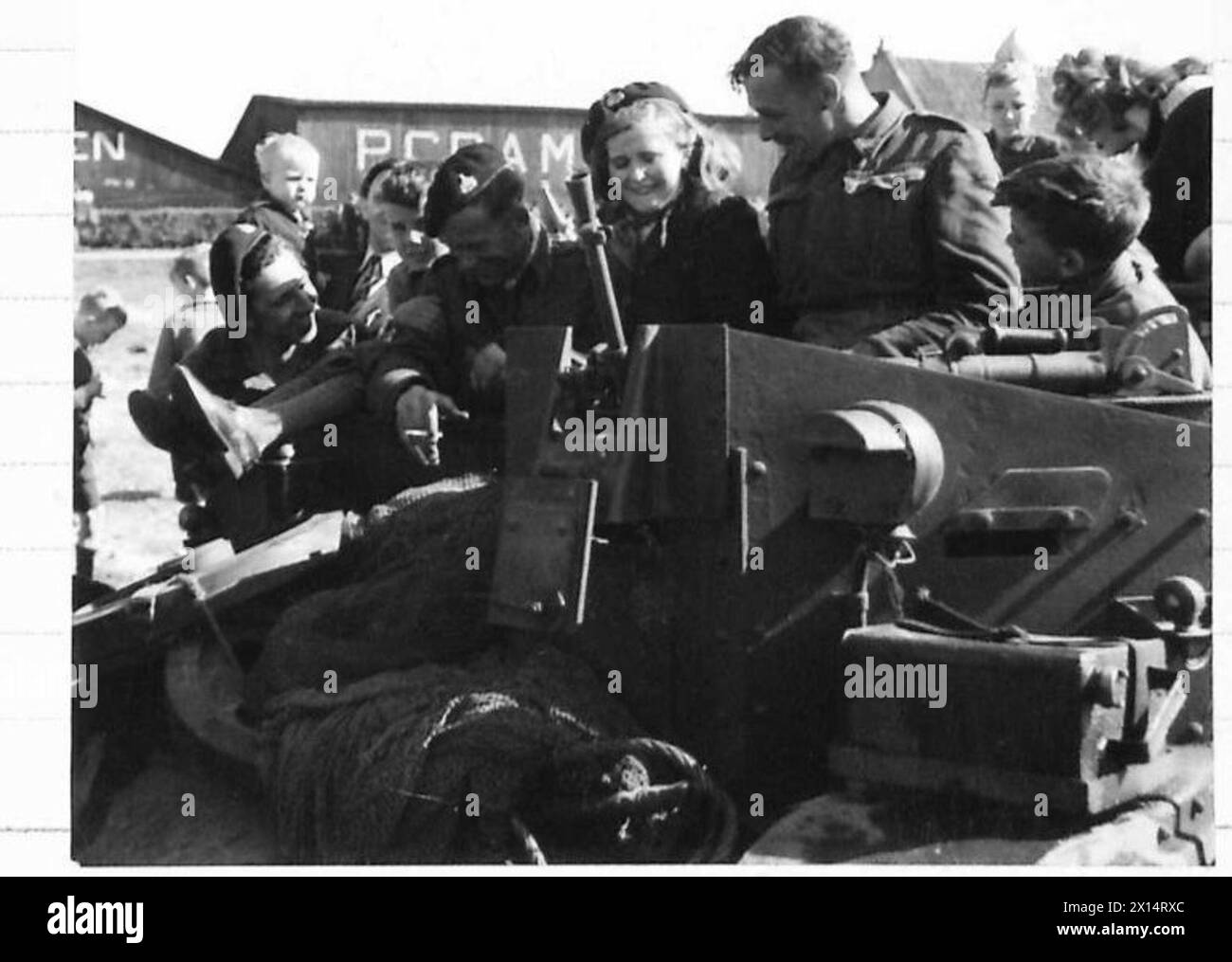 LA LIBERAZIONE DEI PAESI BASSI - gli uomini del 49 Reggimento Dive.Recce alla periferia della città di Kampen sono accolti dai bambini olandesi. Sono visti a bordo di una portaerei con TPR. Martin di Bolton, Lancs., TPR. Cooper di New Southgate, Londra, e Sgt. Pearse di Thirsk, Yorks British Army, 21st Army Group Foto Stock