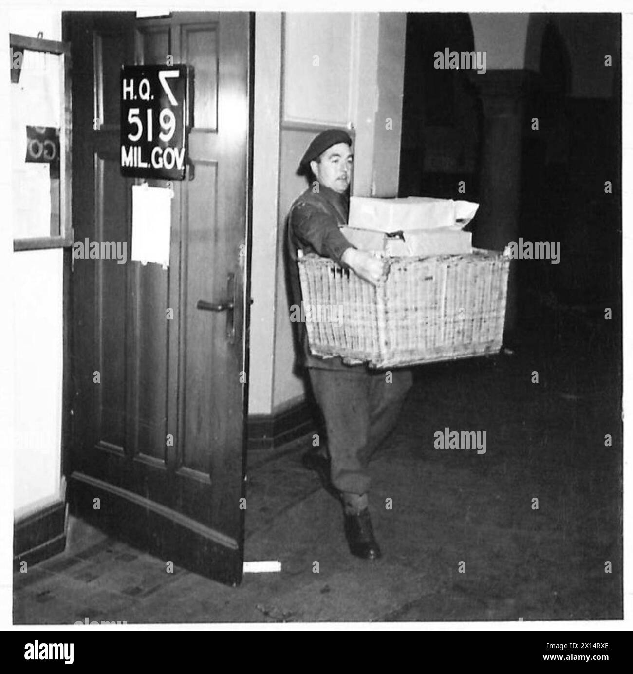 Fotografia che mostra il Bombardier W.H. Frost che prepara e invia documenti ufficiali alla sezione speciale come parte delle operazioni militari del governo a Rheine, British Army, 21st Army Group. Foto Stock