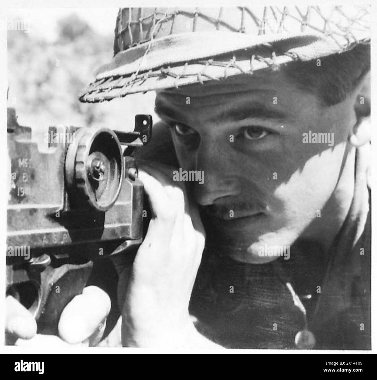 Guardsman F. Schofield di Bonnybridge, Stirlingshire, gestisce un Bren gun sul fianco del plotone n° 16 durante le operazioni della Quinta Armata. Foto Stock