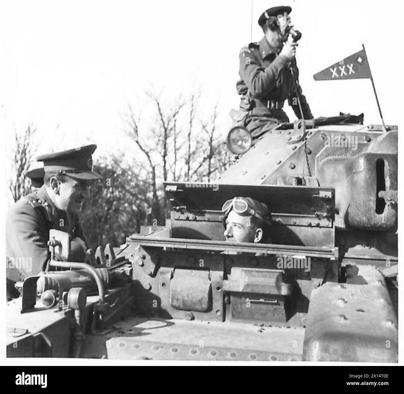 Durante l'esercitazione spartana, il comandante in capo parla con un pilota di carri armati mentre le unità dell'esercito britannico effettuano manovre tattiche e addestramento. Foto Stock