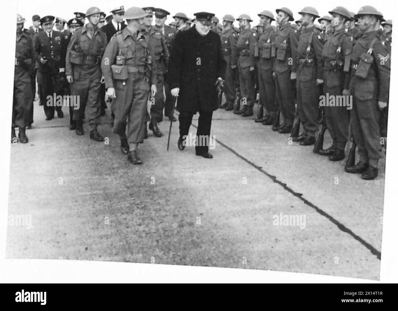 Il primo ministro ispezionò gli uomini del 1st/5th Battalion, Duke of Wellington's Regiment, durante le operazioni dell'esercito britannico in Islanda. Foto Stock