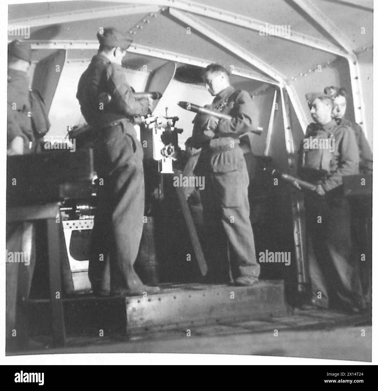 Un FORTE MARINO - l'equipaggio di un cannone doppio da 6 libbre nelle stazioni d'azione di un forte marino dell'esercito britannico Foto Stock