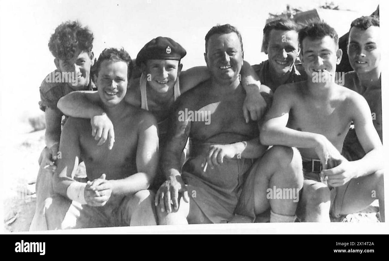 Un gruppo di soldati del Royal Tank Regiment viene radunato nel deserto occidentale, partecipando ad attività quotidiane ed esercitazioni di addestramento. Foto Stock