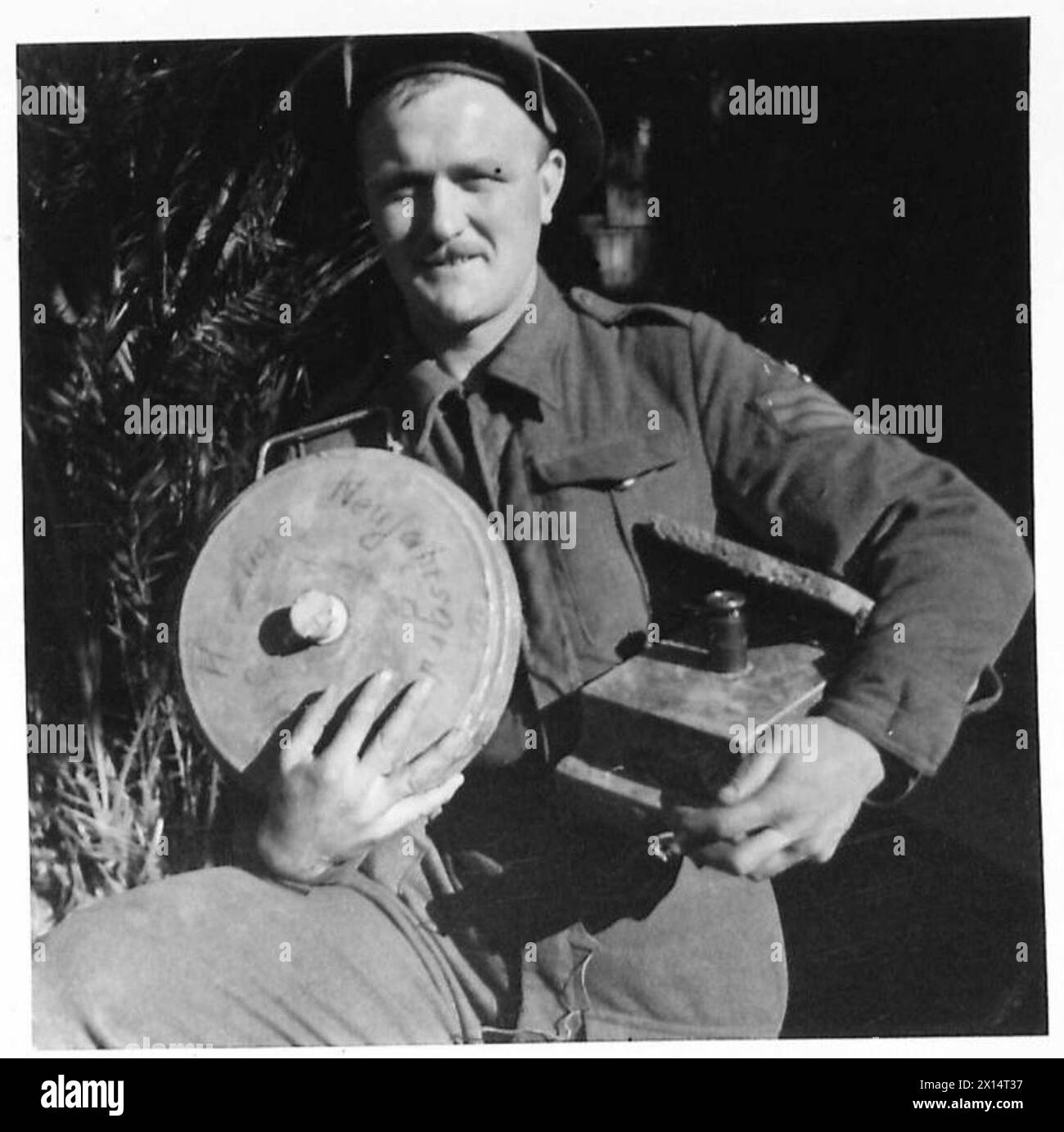 Il sergente W.T. Rowe della 256th Field Company, Royal Engineers, viene mostrato con Teller tedesco e miniere "Street" fatte a mano che si trovava sul fronte di Mateur durante la campagna in Tunisia il 1° gennaio 1943. Foto Stock
