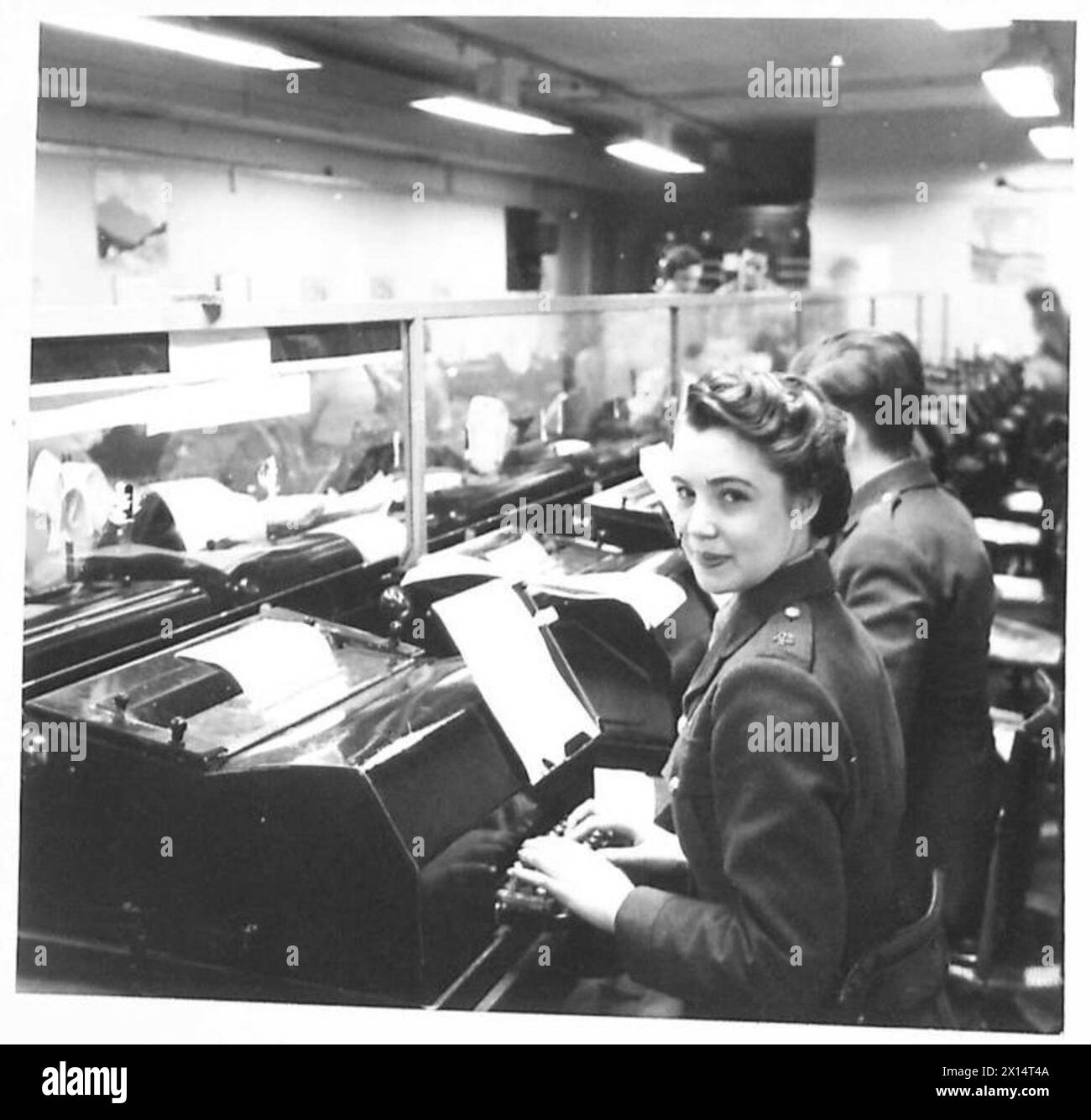 Gli operatori di telestampanti ATS vengono mostrati presso un centro di Londra che gestisce le comunicazioni per l'ATS, British Army. Foto Stock