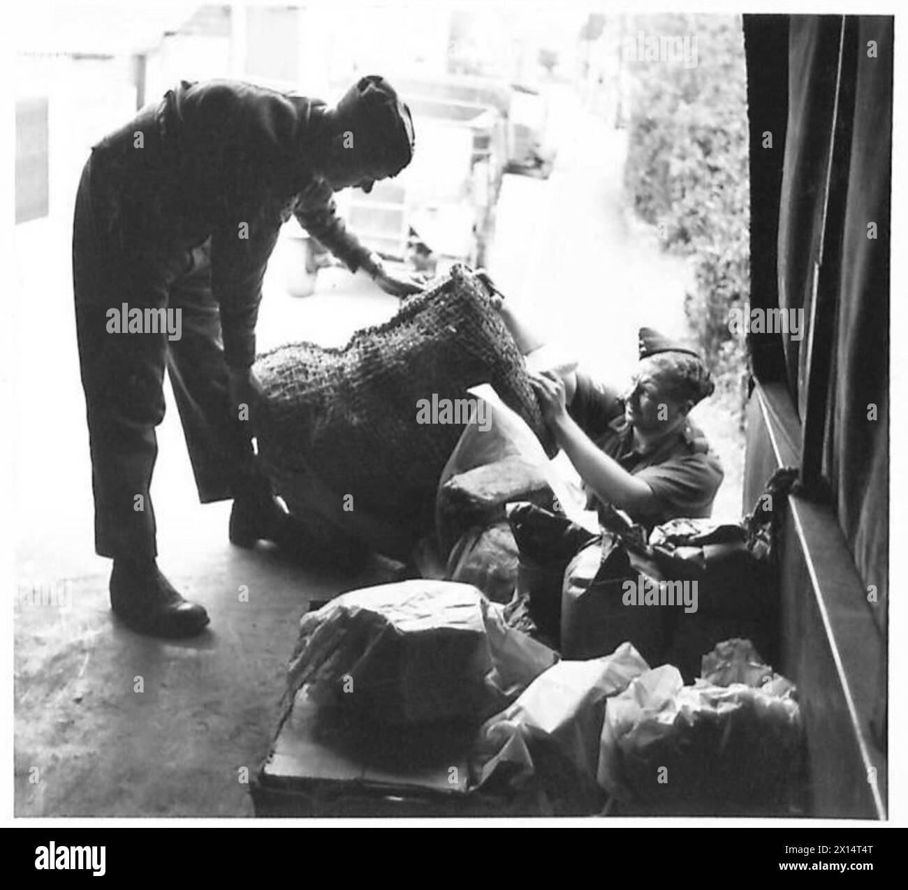 Il personale del RASC carica le razioni in un Field Supply Depot durante un esercizio dell'Eastern Command. Foto Stock