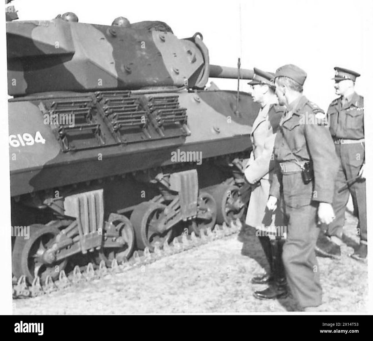 Sua Maestà il Re, accompagnato dal tenente generale N.M. Ritchie, ispeziona un cannone da 3 pollici, una carrozza motore e un carro armato americano M.10 durante una visita delle truppe d'invasione. Foto Stock