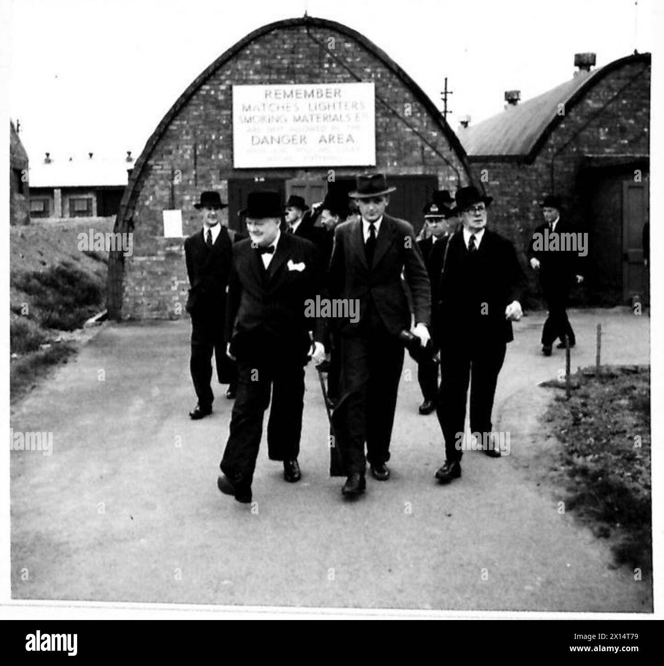 Il primo ministro ispeziona le operazioni in una fabbrica di riempimento, osservando i processi di produzione, British Army Foto Stock