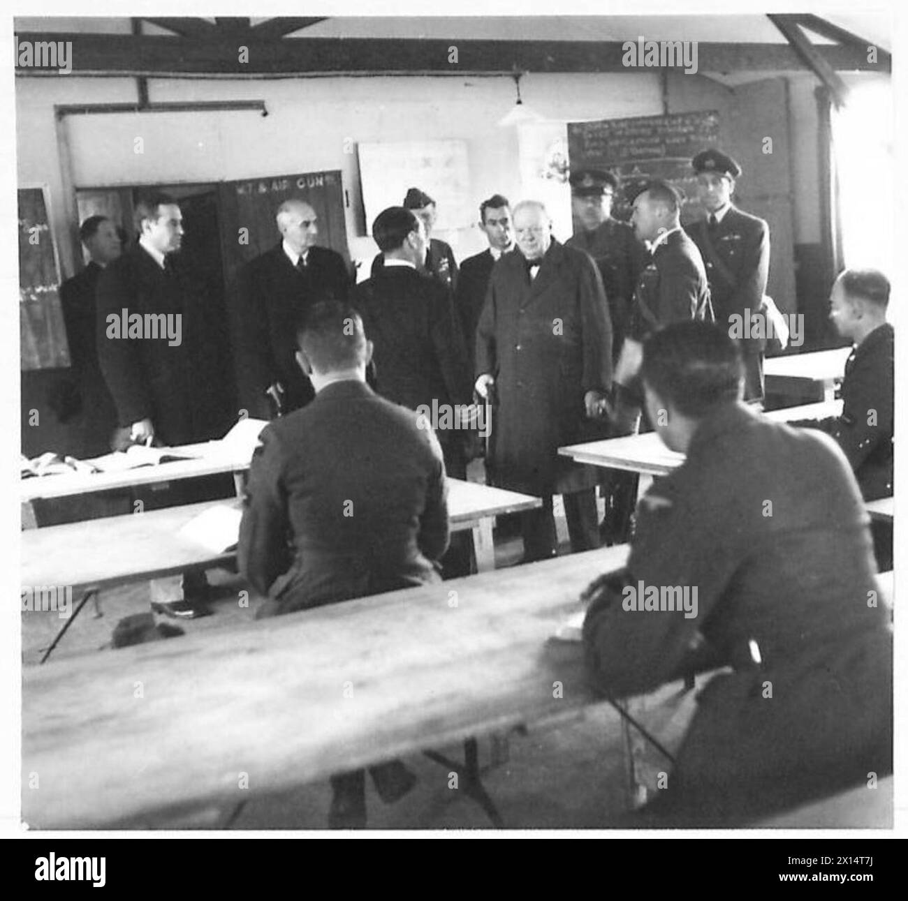 Il primo ministro si rivolge agli alunni avanzati in una classe presso un istituto della RAF a Luton. Foto Stock