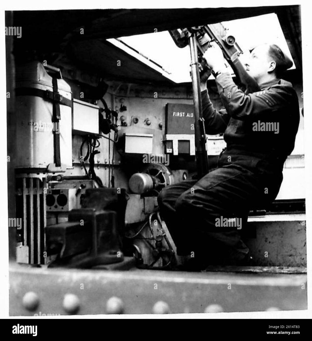 Viene mostrato l'interno di un carro armato General Grant, che mette in evidenza le attrezzature antiaeree e le posizioni dell'equipaggio. Foto Stock