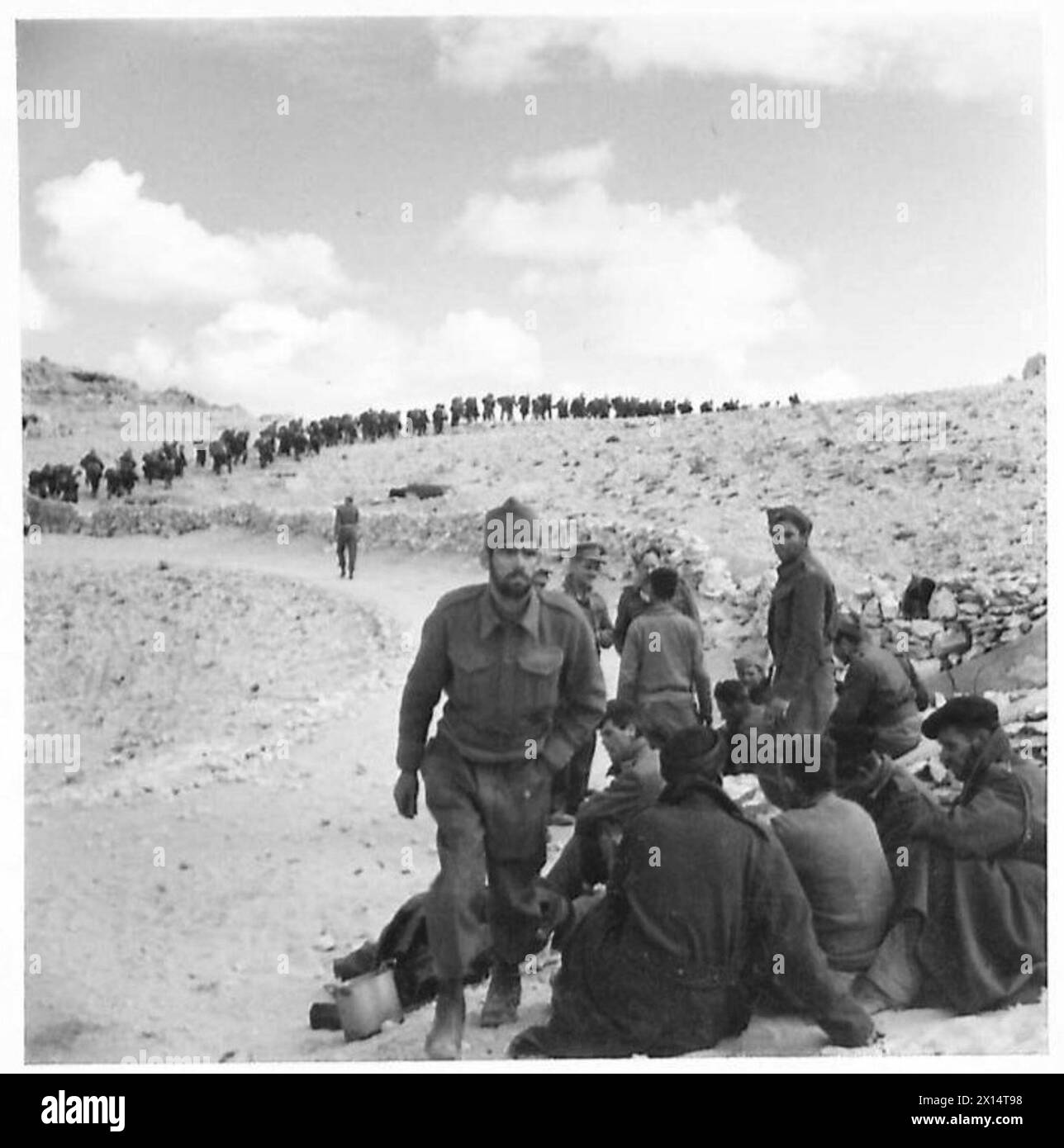 Il soldato Thompson riceve una fotografia del suo bambino mentre sta scontando 12 mesi nel deserto occidentale, inviata da sua moglie Foto Stock