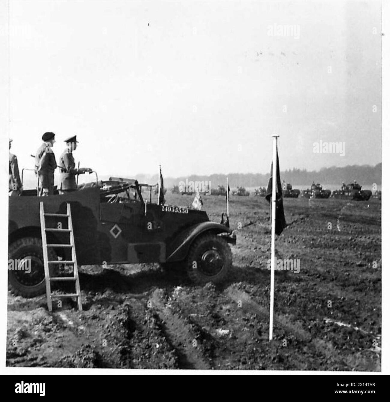 Sua Maestà osserva i carri armati della Brigata corazzata delle guardie indipendenti durante una visita militare alla Divisione aviotrasportata. Foto Stock