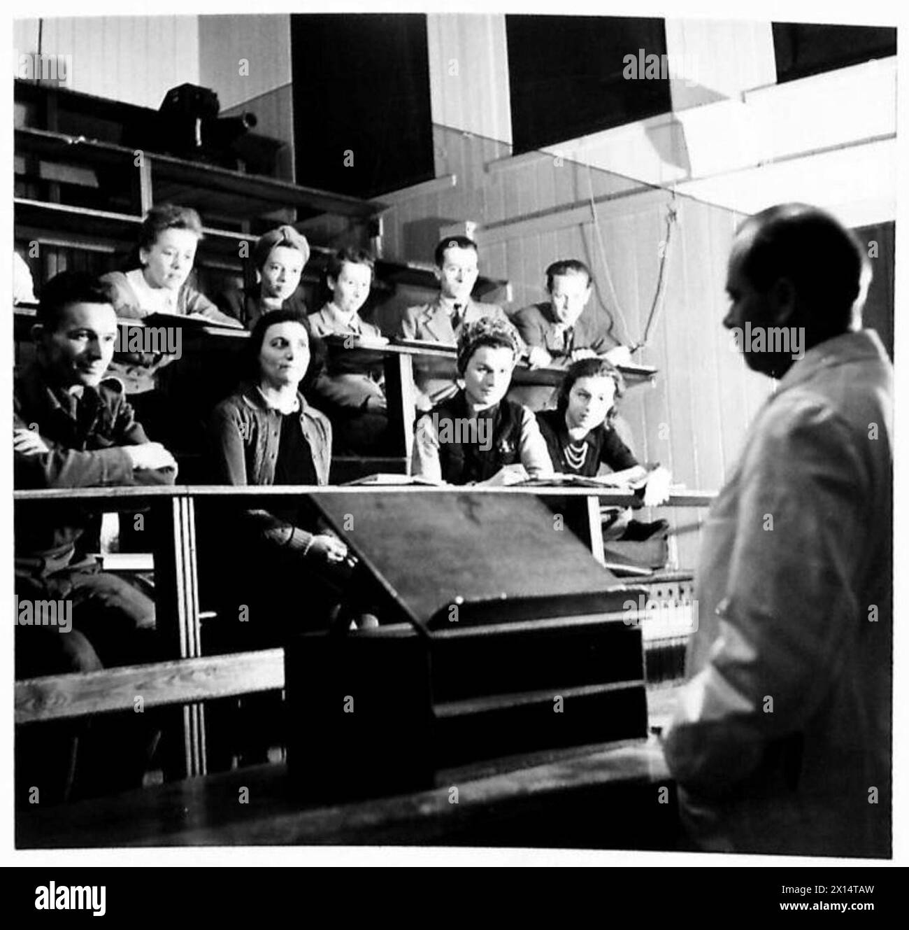 Gli studenti dell'esercito polacco frequentano una lezione di fisiologia presso la Scuola polacca di Medicina, Università di Edimburgo, 1941-1949. Gli ufficiali medici accademici addestrarono gli studenti a sostenere i servizi medici dell'esercito. Foto Stock