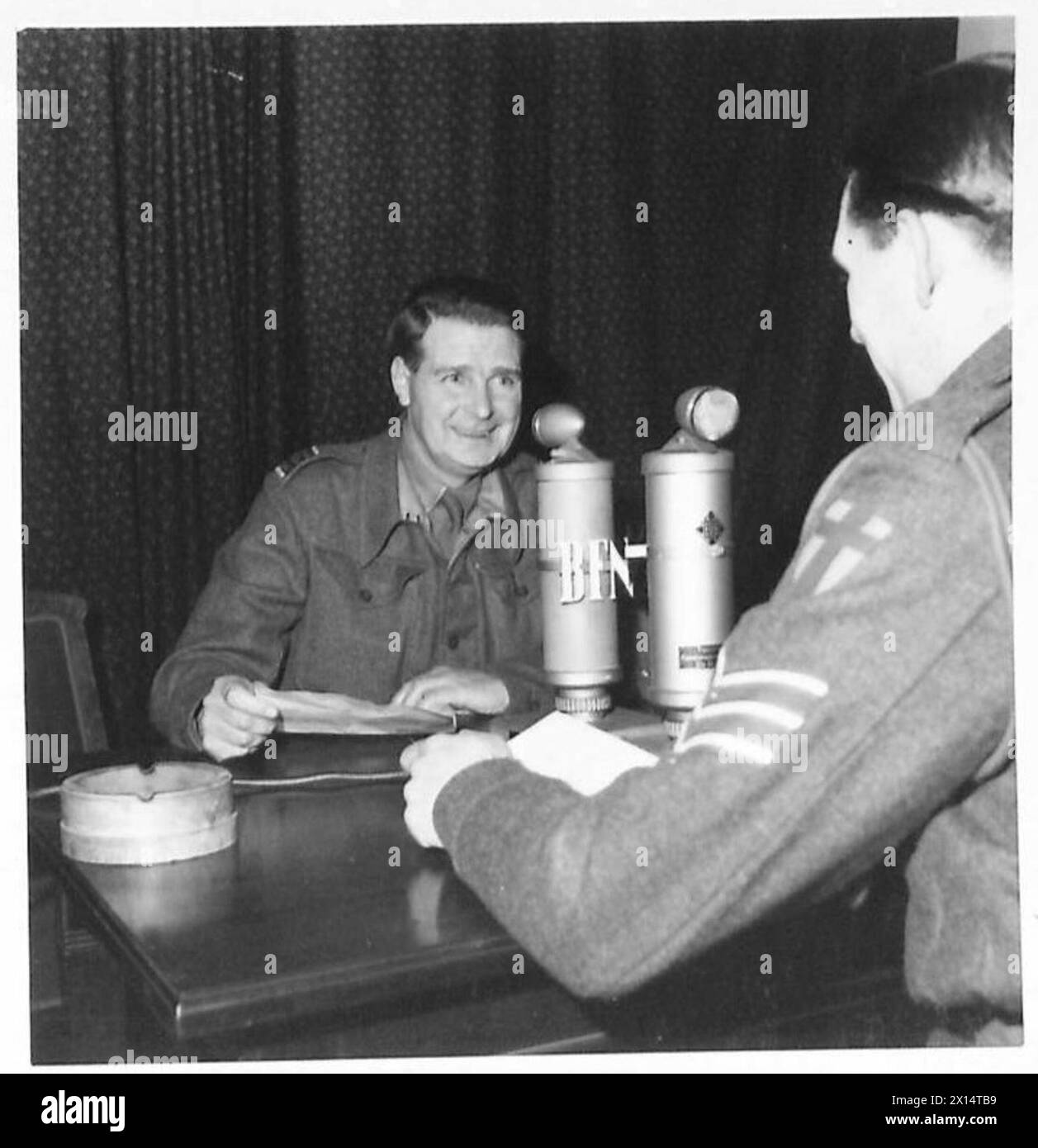 Il signor R. Clark del governo militare presenta il programma n. 3, "miniera di petrolio", come parte delle attività dell'esercito britannico del Reno in città stasera. Foto Stock