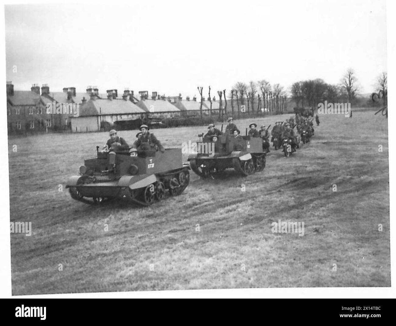 I vettori universali e un'unità motociclistica del i corpo polacco partono per un'esercitazione di addestramento da fondo a Perth il 22 novembre 1940. Foto Stock