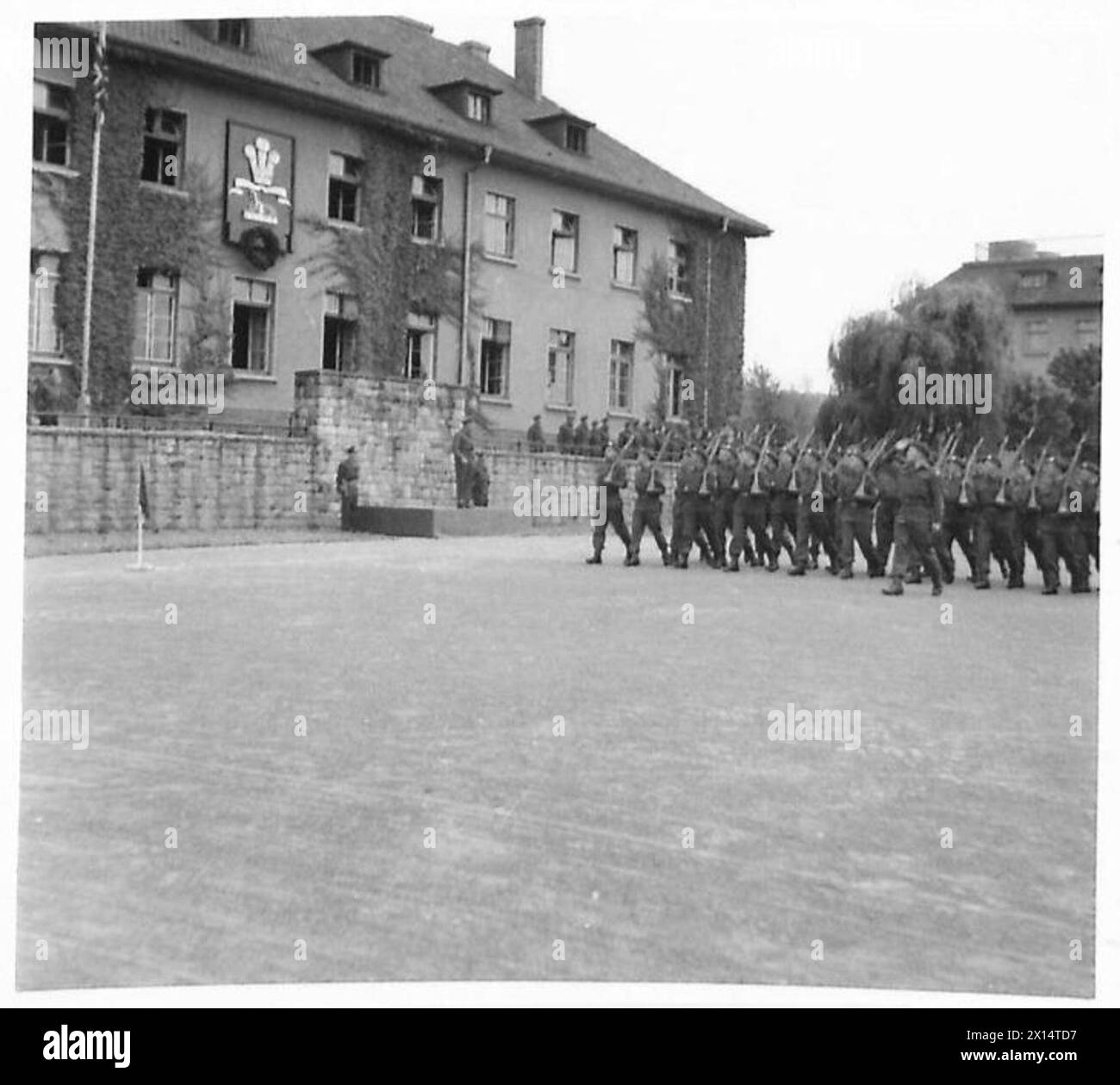 Il Comandante Divisional del 1st Battalion South Lancs prende il saluto in un passato di marcia a Lemgo, mostrando le piume del Principe di Galles dopo la rimozione dell'aquila tedesca, British Army, 21st Army Group. Foto Stock