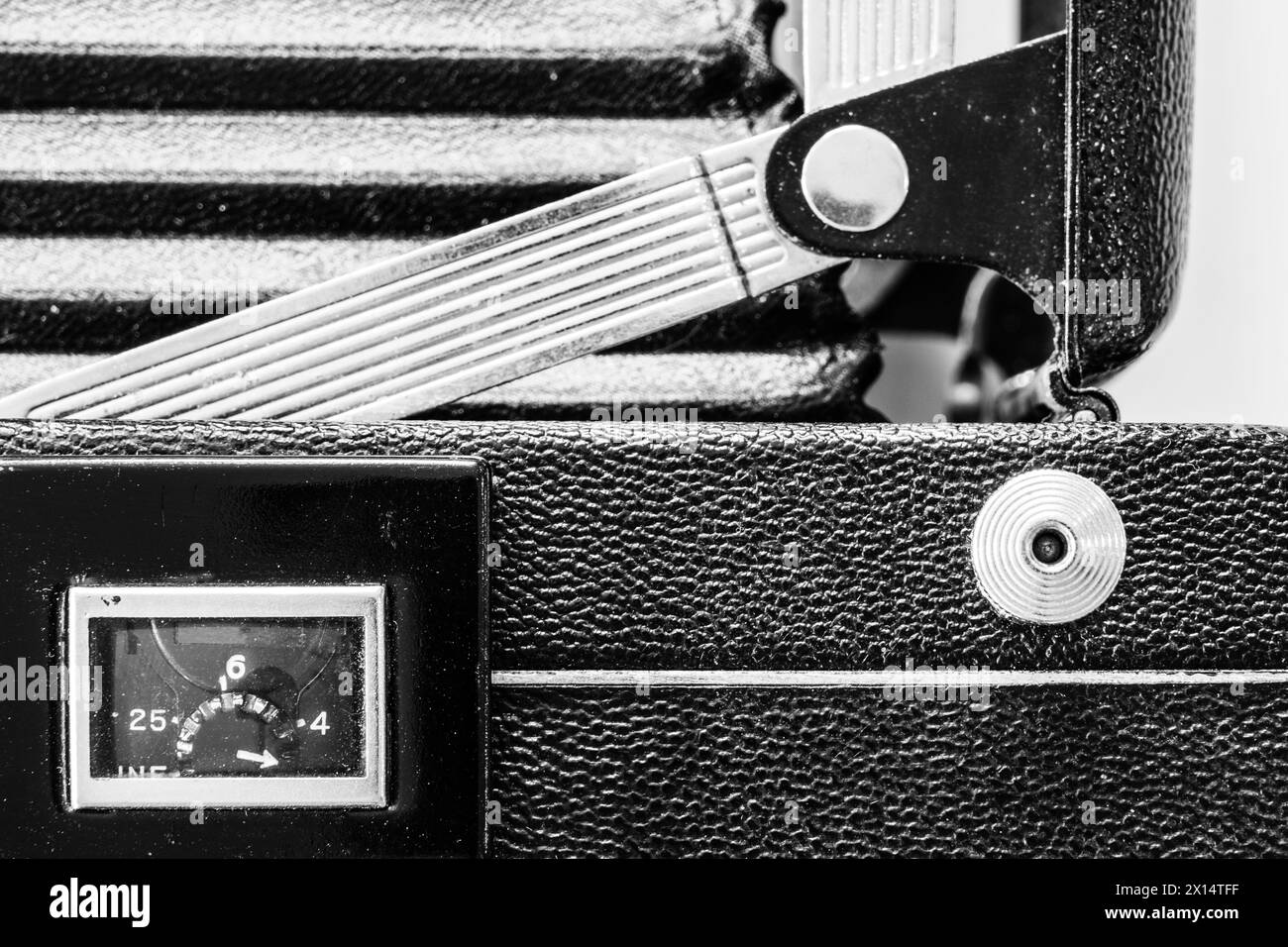 Immagine in bianco e nero polverosa e dettagliata di un'antica macchina fotografica Foto Stock