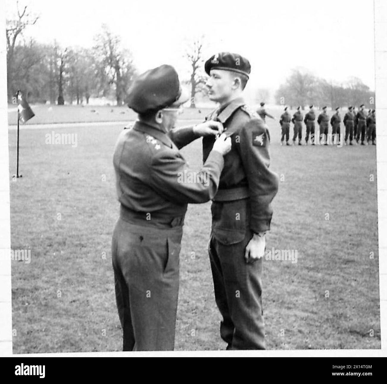 INVESTITURA DEL TENENTE GENERALE L.H. BRERETON - Capitano K. Temple, H.Q. [1st] Para. Bde. Ricevendo la Silver Star Foto Stock