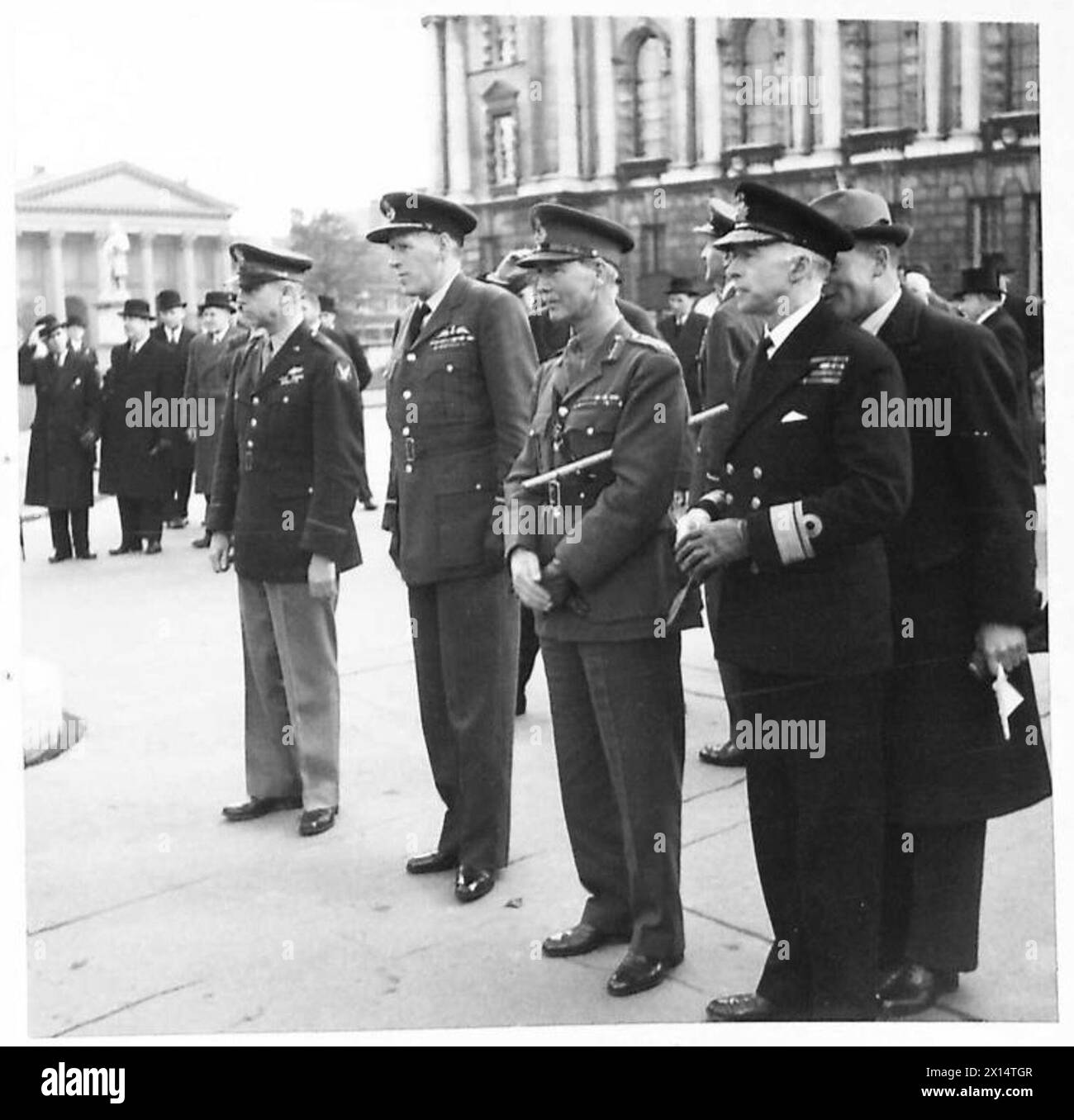 Ufficiali militari di alto livello sono osservati presso la base di saluto durante la parata commemorativa della Battaglia d'Inghilterra, tra cui personale britannico e americano in Irlanda del Nord. Foto Stock