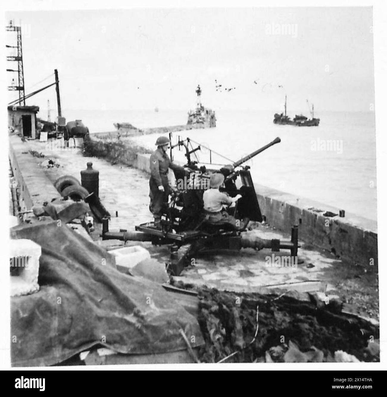 DIEPPE. - La foce di Dieppe Harbour: In primo piano c'è una pistola da 40 mm per la difesa e una nave da carico può essere vista attraversare il Bar British Army, 21st Army Group Foto Stock