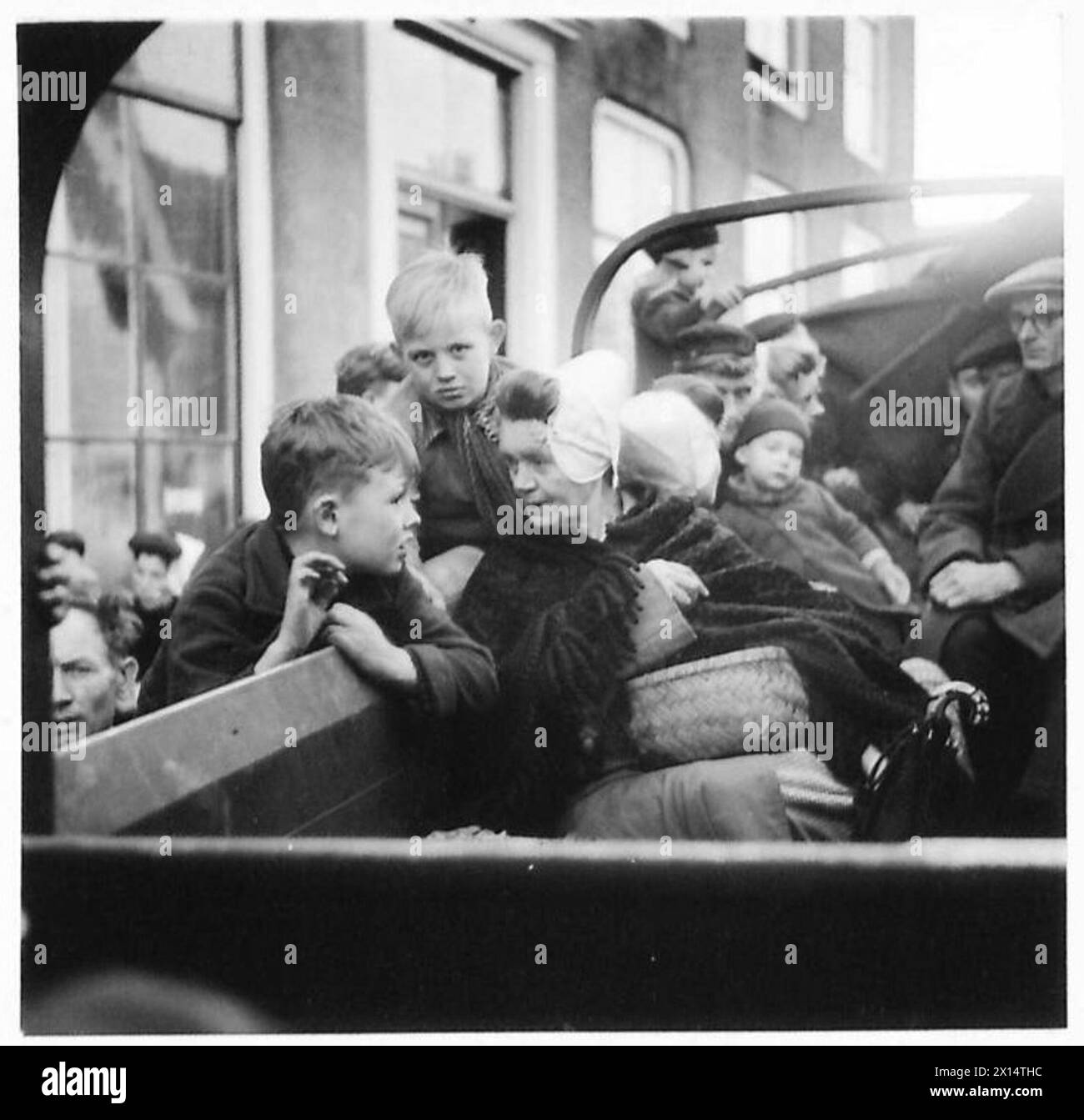 A Oostkepelle, l'esercito britannico assistette i civili olandesi durante le inondazioni. Una madre e suo figlio sono mostrati usando un veicolo anfibio per evacuare in sicurezza dall'area allagata. Foto Stock