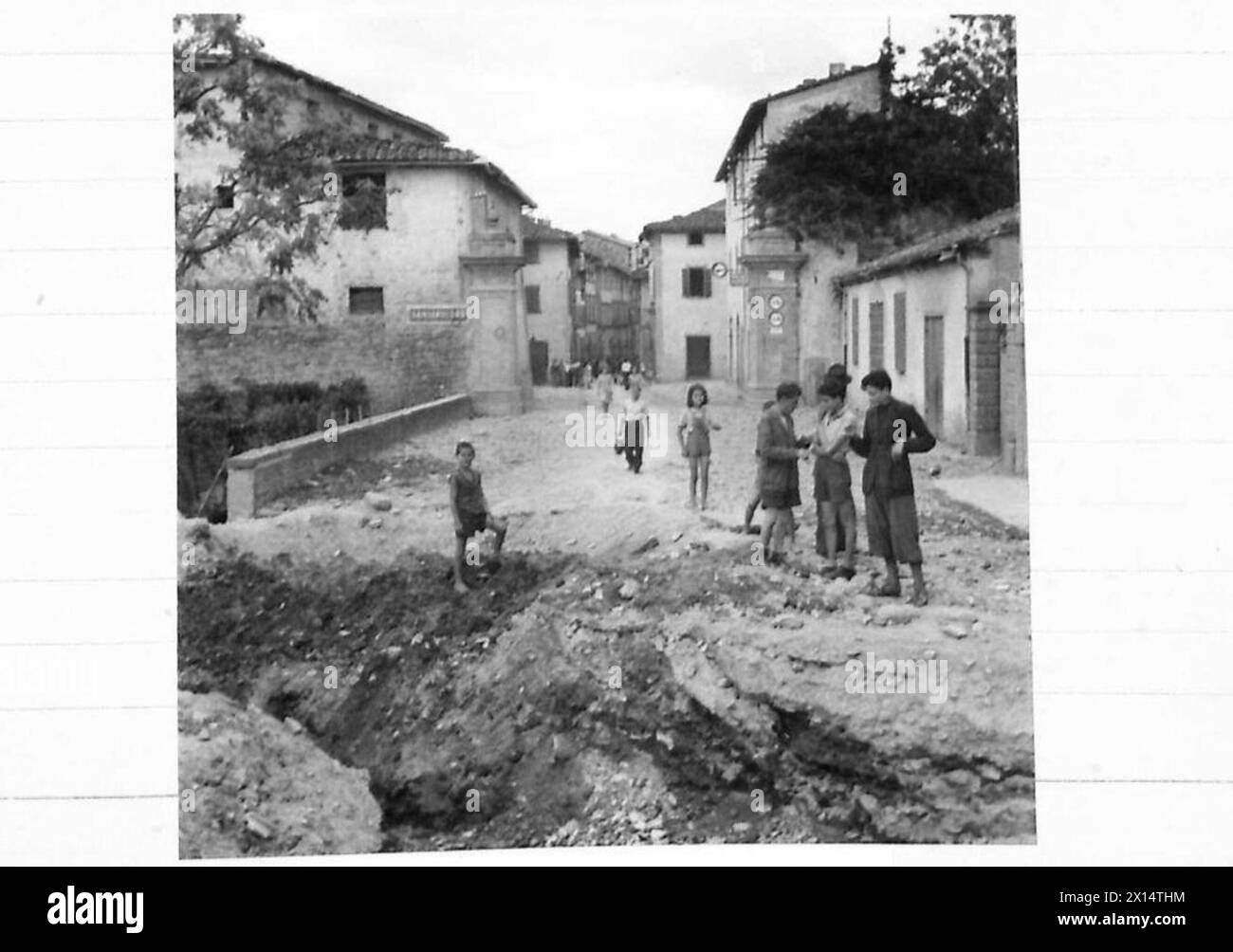 I cittadini di Sansopoloro si trovano all'ingresso di un villaggio nella terra di nessuno, dopo che i tedeschi hanno fatto esplodere un cratere, con le pattuglie corazzate dell'Ottava Armata britannica che entravano. Foto Stock