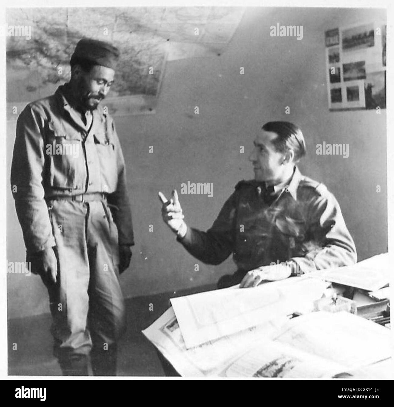 Il capitano Gaston Soulie si consultò con un soldato algerino su questioni riguardanti le truppe musulmane durante la campagna nordafricana. Foto Stock