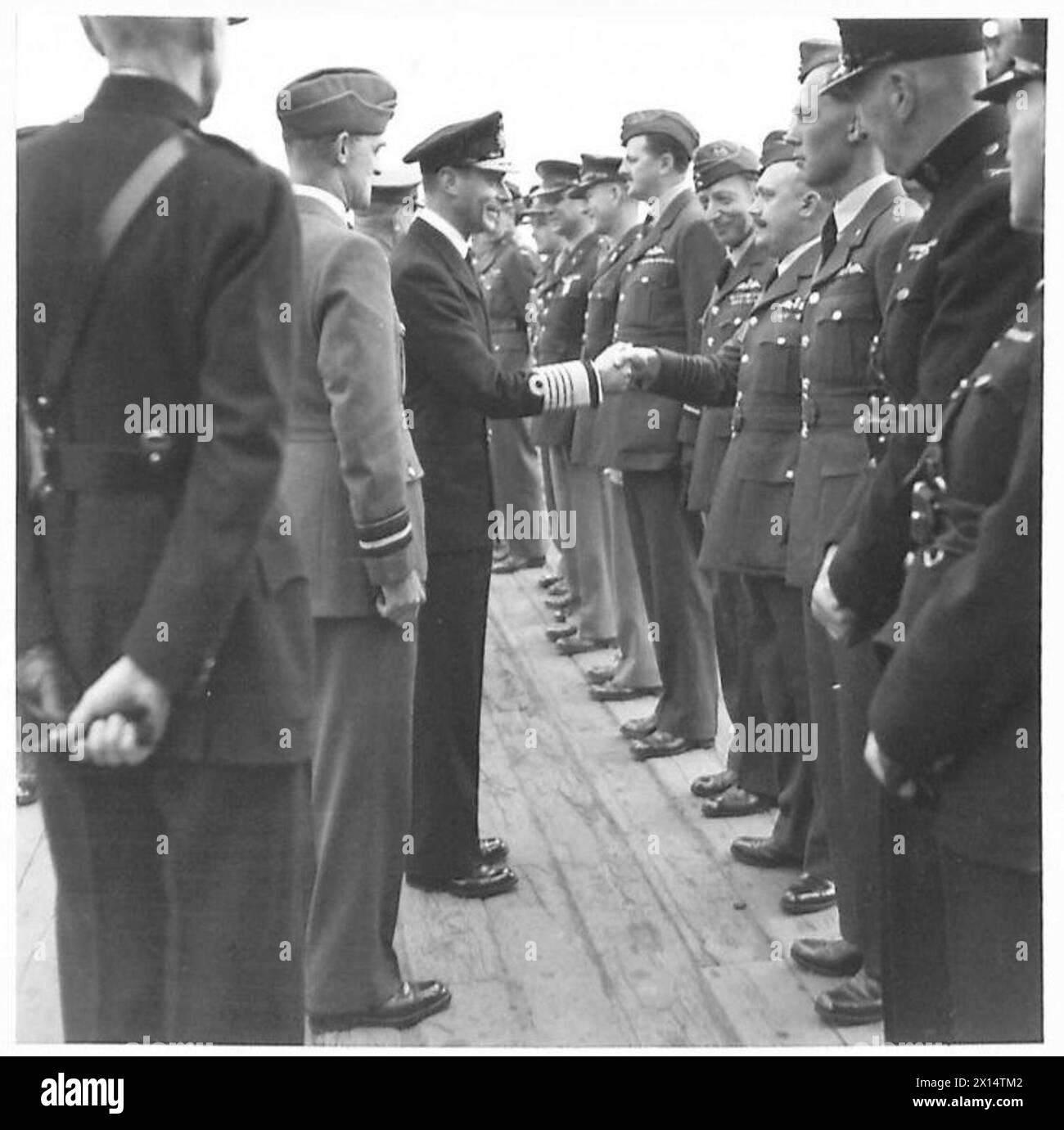 Il re e la regina visitano l'Irlanda del Nord, con sua Maestà che saluta un ufficiale dell'Aeronautica durante l'introduzione degli ufficiali del quartier generale. Foto Stock