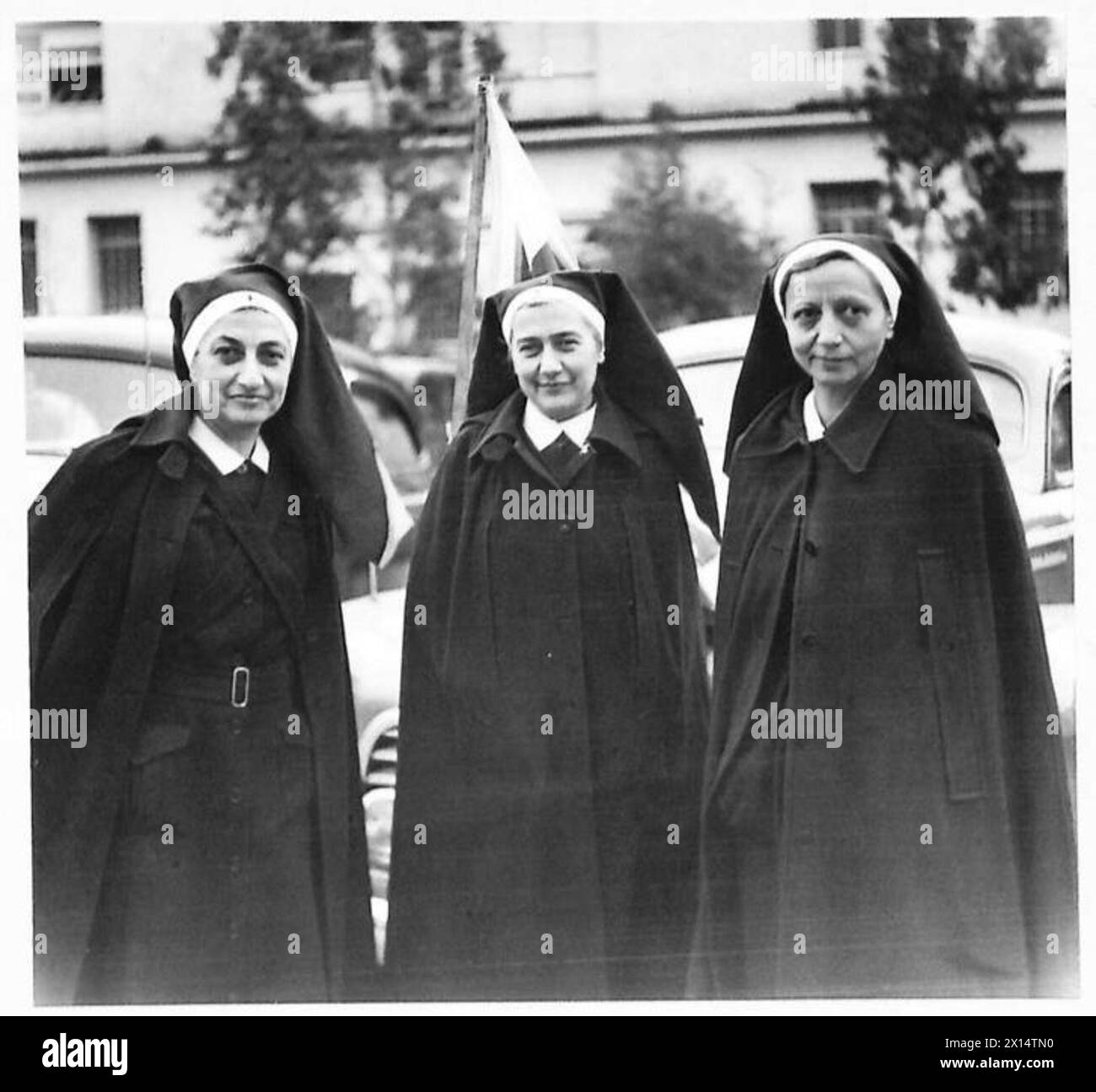 Tre infermiere greche evacuano gli ospedali sotto fuoco e consegnano cibo con camion J.R.C. ad Atene Foto Stock