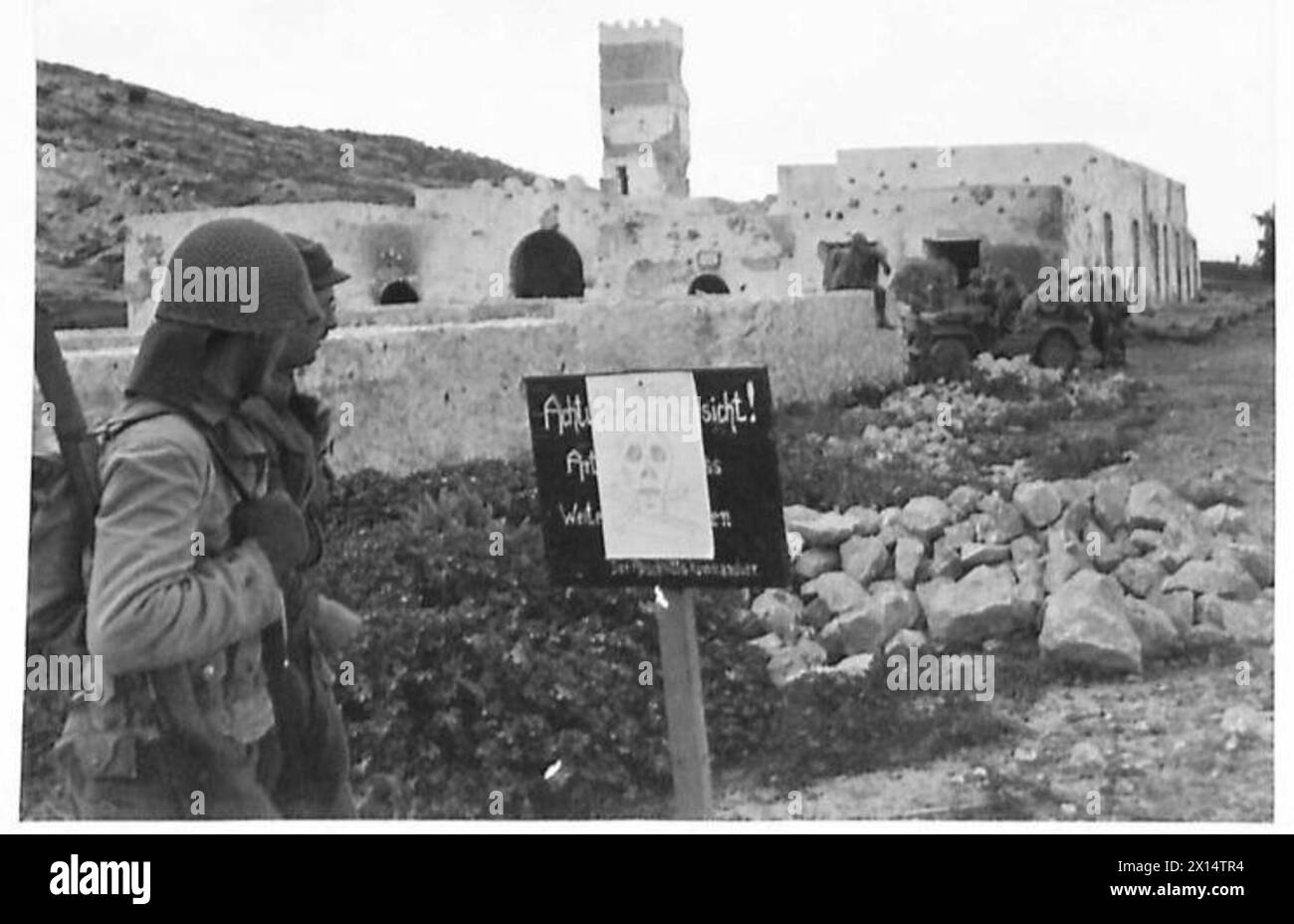 Un avvertimento tedesco sul campo minato è notato sul lato est del passo Fondouk durante l'attacco congiunto della prima Armata. Foto Stock