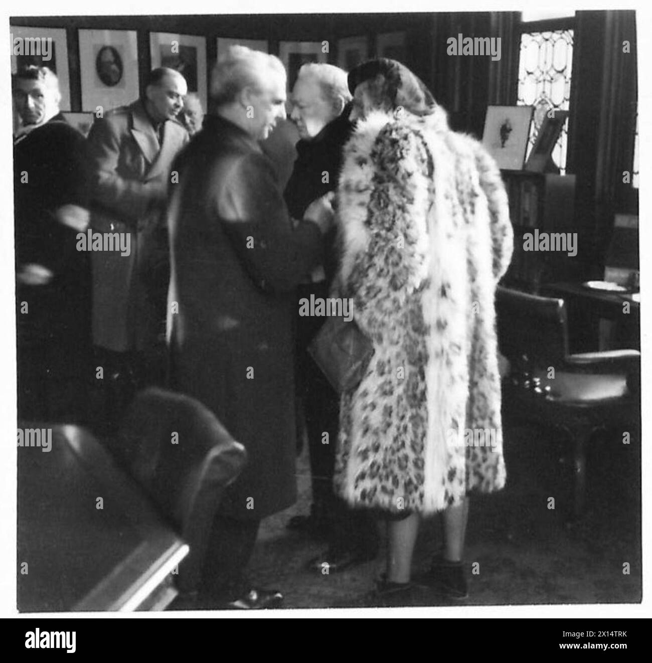 SIGNOR CHURCHILL A GLASGOW - nel salotto del Lord Provost. Il signor e la signora Winston Churchill stanno chiacchierando con Lord Provost Dollan British Army Foto Stock