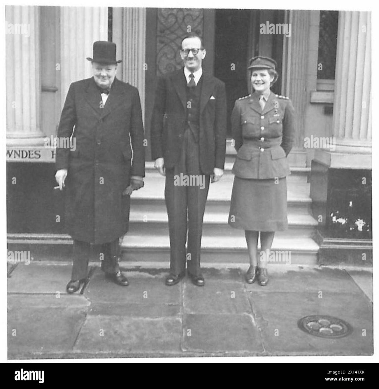 Il primo ministro incontra l'ambasciatore francese e Junior Commander Mary Churchill presso l'ambasciata francese, che rappresenta l'esercito britannico e il collegamento del governo. Foto Stock