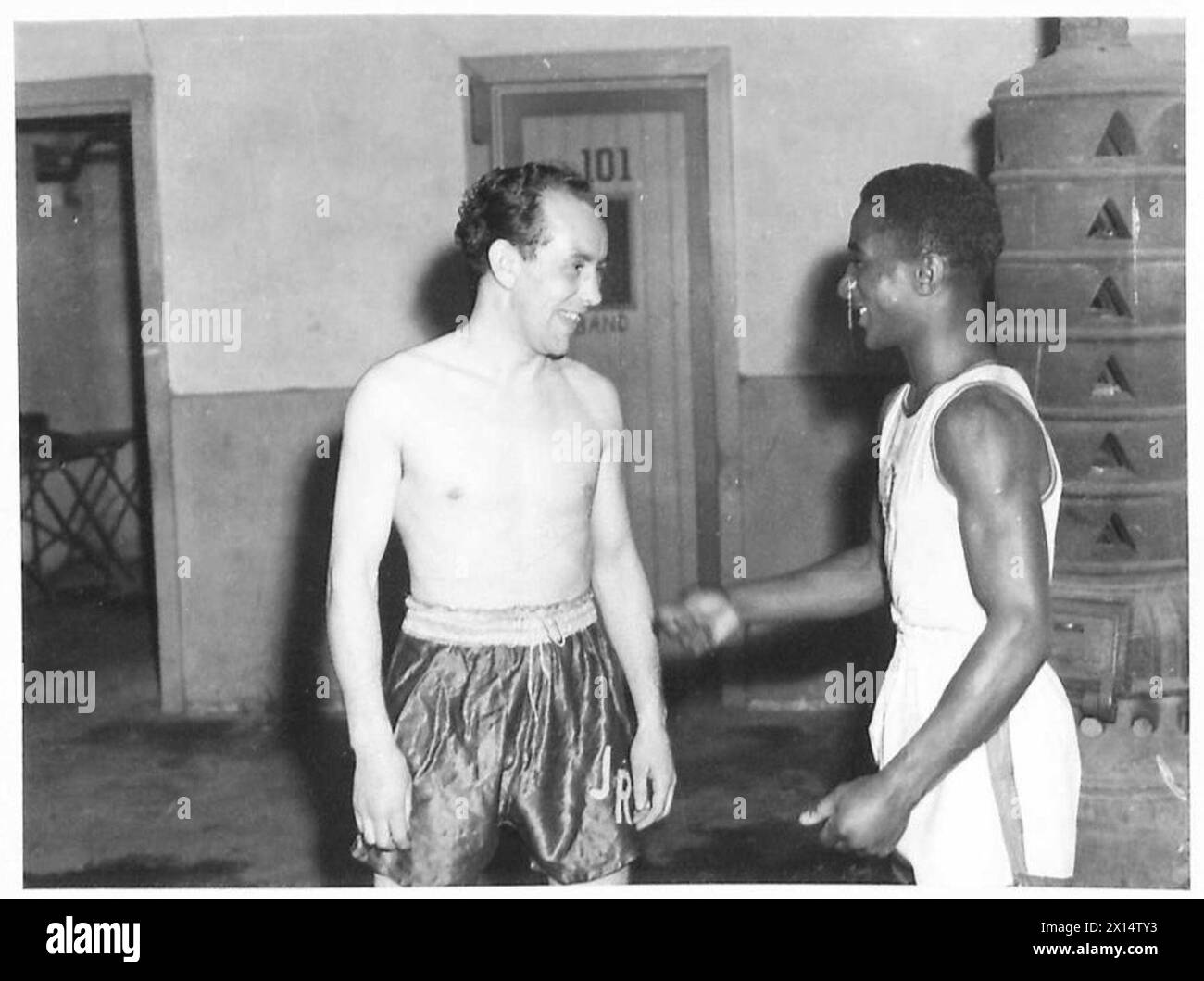 TORNEO DI PUGILATO INTER-SERVICE AD ANVERSA - LAC J.Rankin, il campione di peso leggero della Southern area, che parla con L/caporale Danny Webb [Canadian Army] prima della partita British Army, 21st Army Group Foto Stock