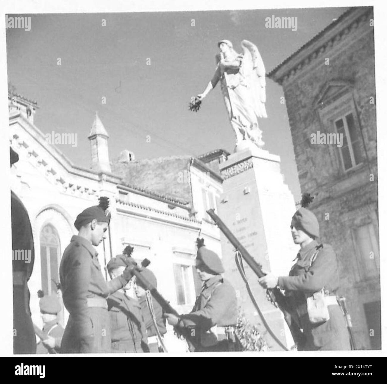 Gli uomini della "H" Company, London Irish Rifles, svolgono compiti di guardia a Garrison Town sotto la statua dell'angelo commemorativo della prima guerra mondiale, alternando turni di 24 ore mentre riposano fuori dalla prima linea. Foto Stock