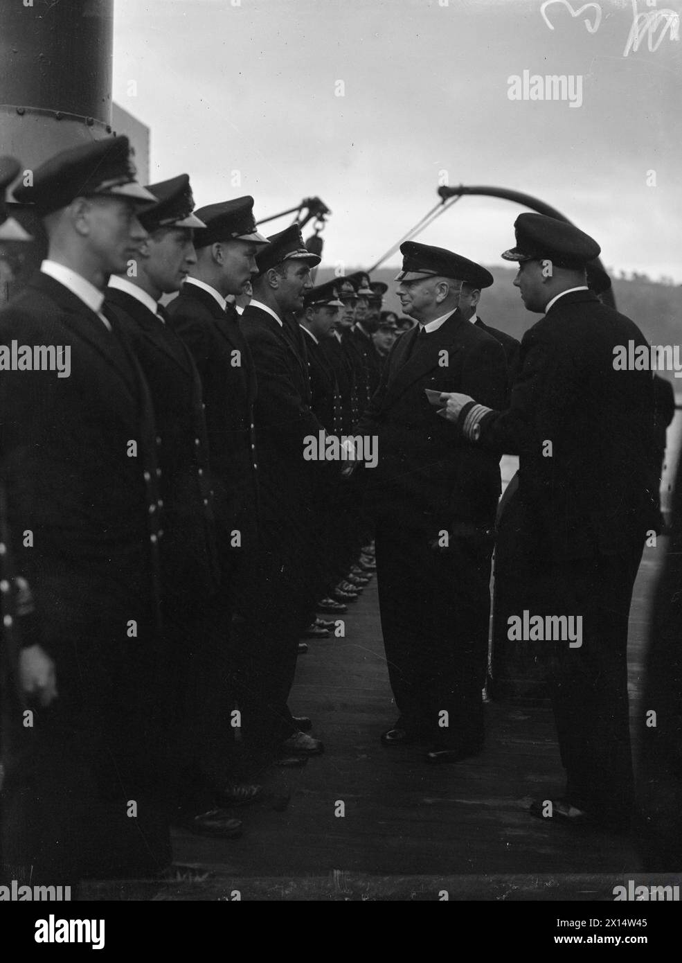 Il 6 luglio 1942, il primo Lord dell'Ammiragliato, il signor A V Alexander, visitò una nave deposito sottomarina dove il capitano lo presentò agli ufficiali sottomarini. Foto Stock