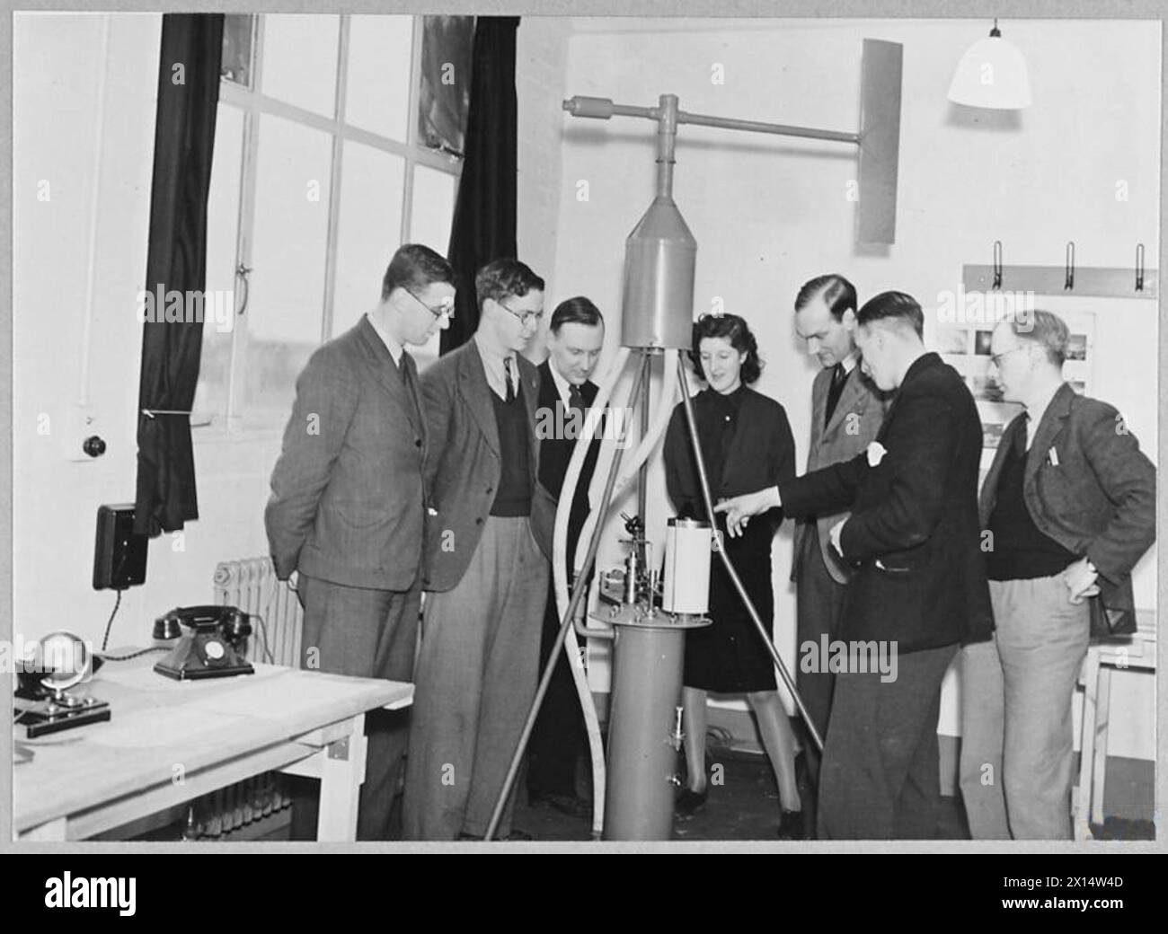 Gli studenti delle scuole meteorologiche sono istruiti a utilizzare un anemometro per misurare la velocità e la direzione del vento per aiutare le operazioni di soccorso. Foto Stock
