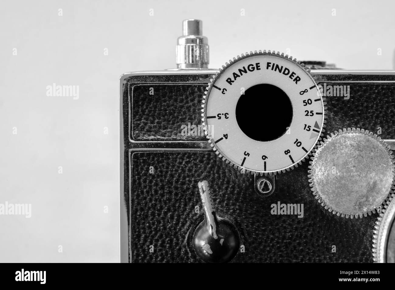 Dettaglio di una fotocamera con telemetro antica Foto Stock