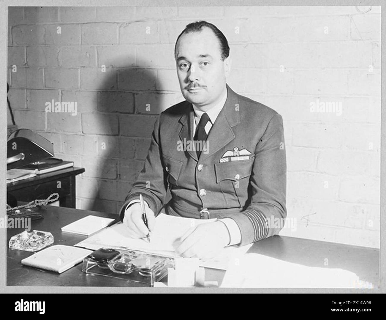 Fotografia che mostra il capitano del gruppo J.A. Newton, AFC, del RAF Transport Command nel 1945. Foto Stock