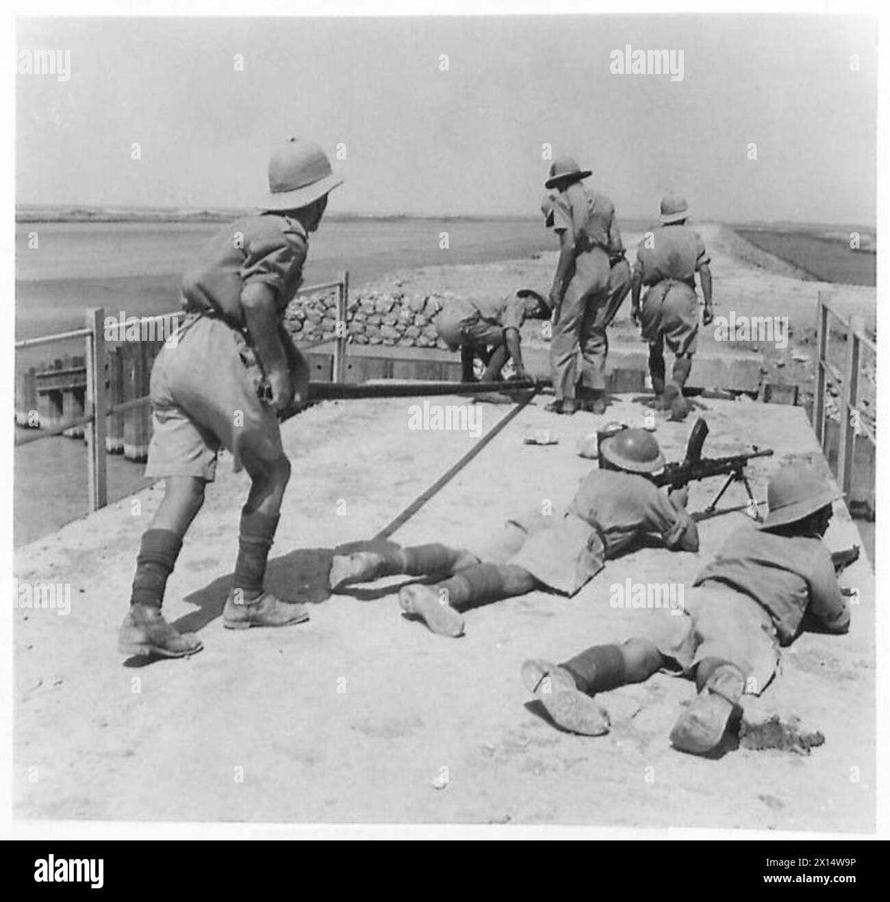 LE ULTIME IMMAGINI DALL'IRAQ - il gruppo di lavoro al lavoro sul ponte mentre un gruppo di licenziamento li copre , British Army Foto Stock