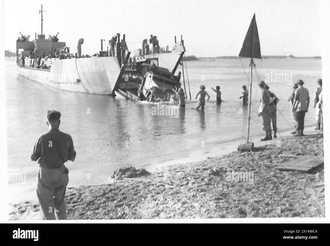 I mezzi da sbarco consegnano personale e rifornimenti a terra durante l'invasione della Sicilia. Foto Stock
