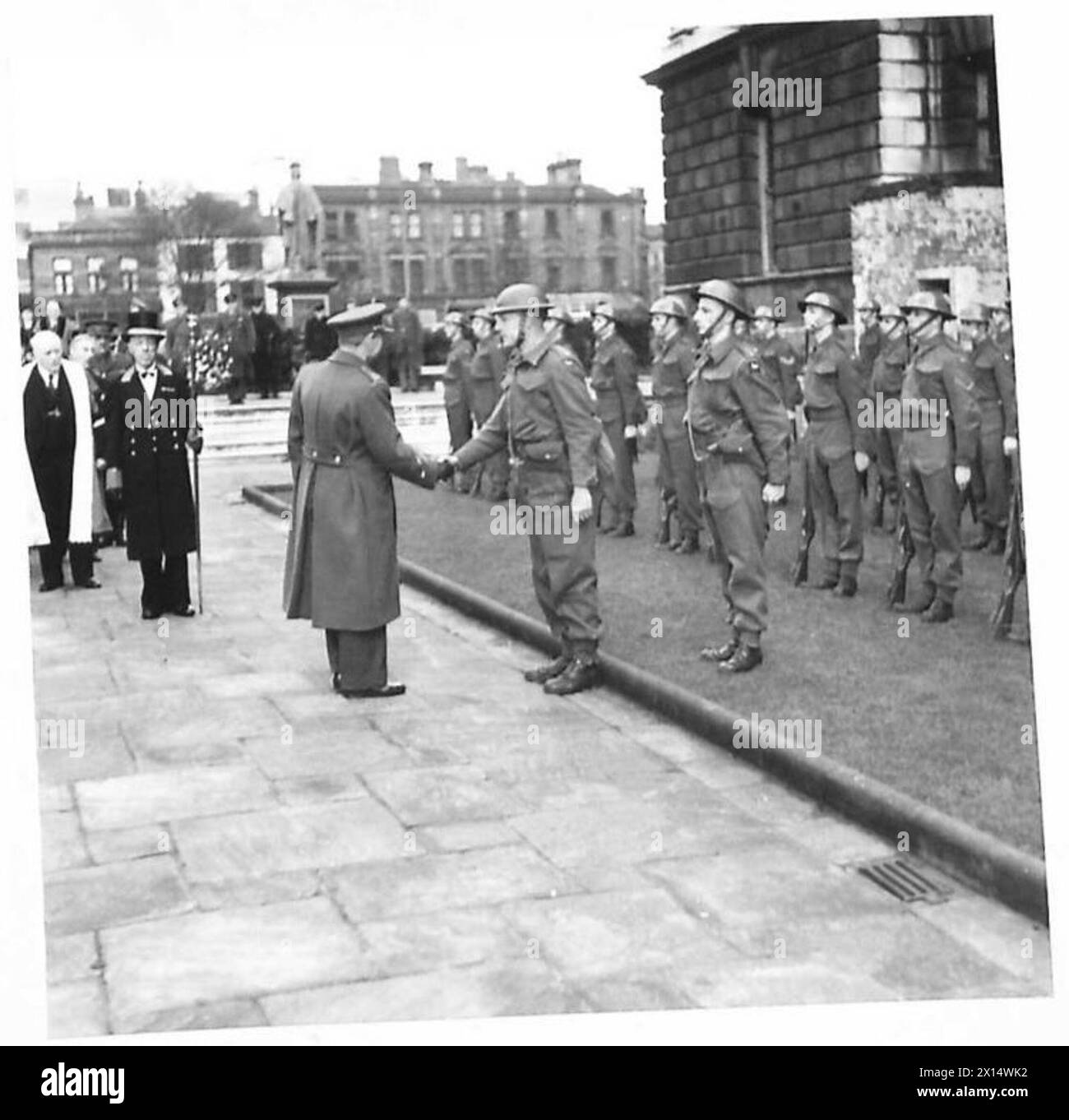 Il generale Sergej Ingr, vice primo ministro cecoslovacco e ministro della difesa nazionale, stringe la mano al comandante di un battaglione del reggimento Gloucestershire che forma la Guardia d'Onore nell'Irlanda del Nord. Foto Stock