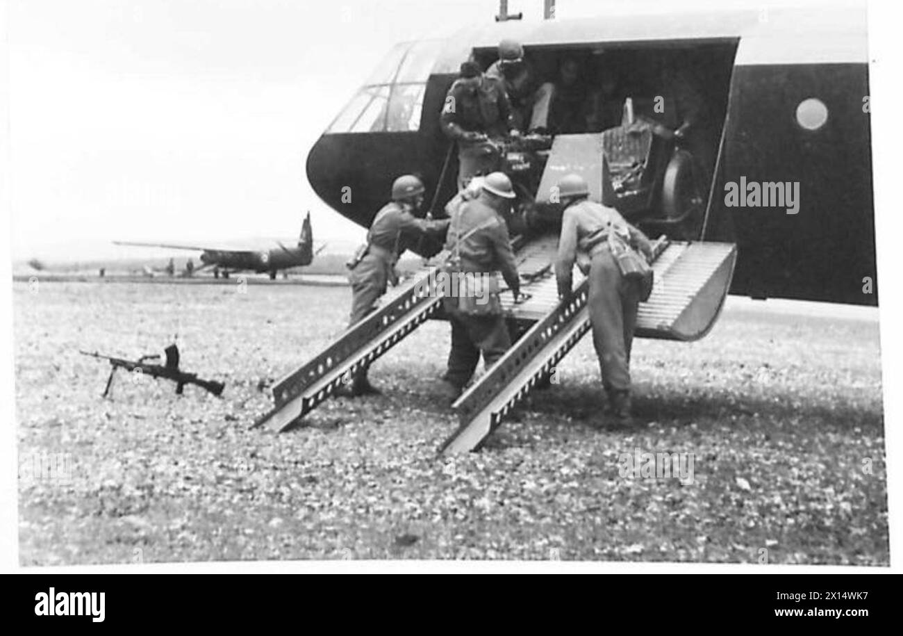 EQUIPAGGIAMENTO TRASPORTATO DA ALIANTI - le truppe Glider scaricano motocicli e biciclette da un aliante British Army Foto Stock