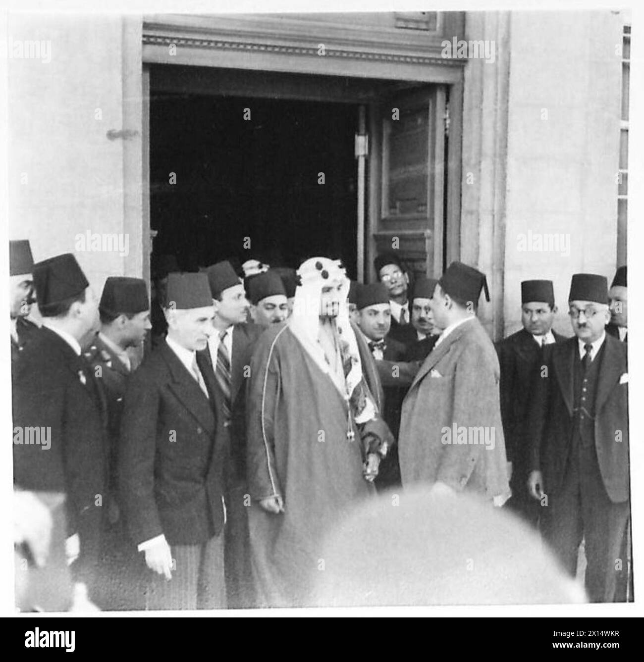 Il re El Emir Mansur Ibn 'Abd al-'Aziz Bin Saud è mostrato al Cairo al Palazzo Abdin durante una visita ufficiale. Foto Stock