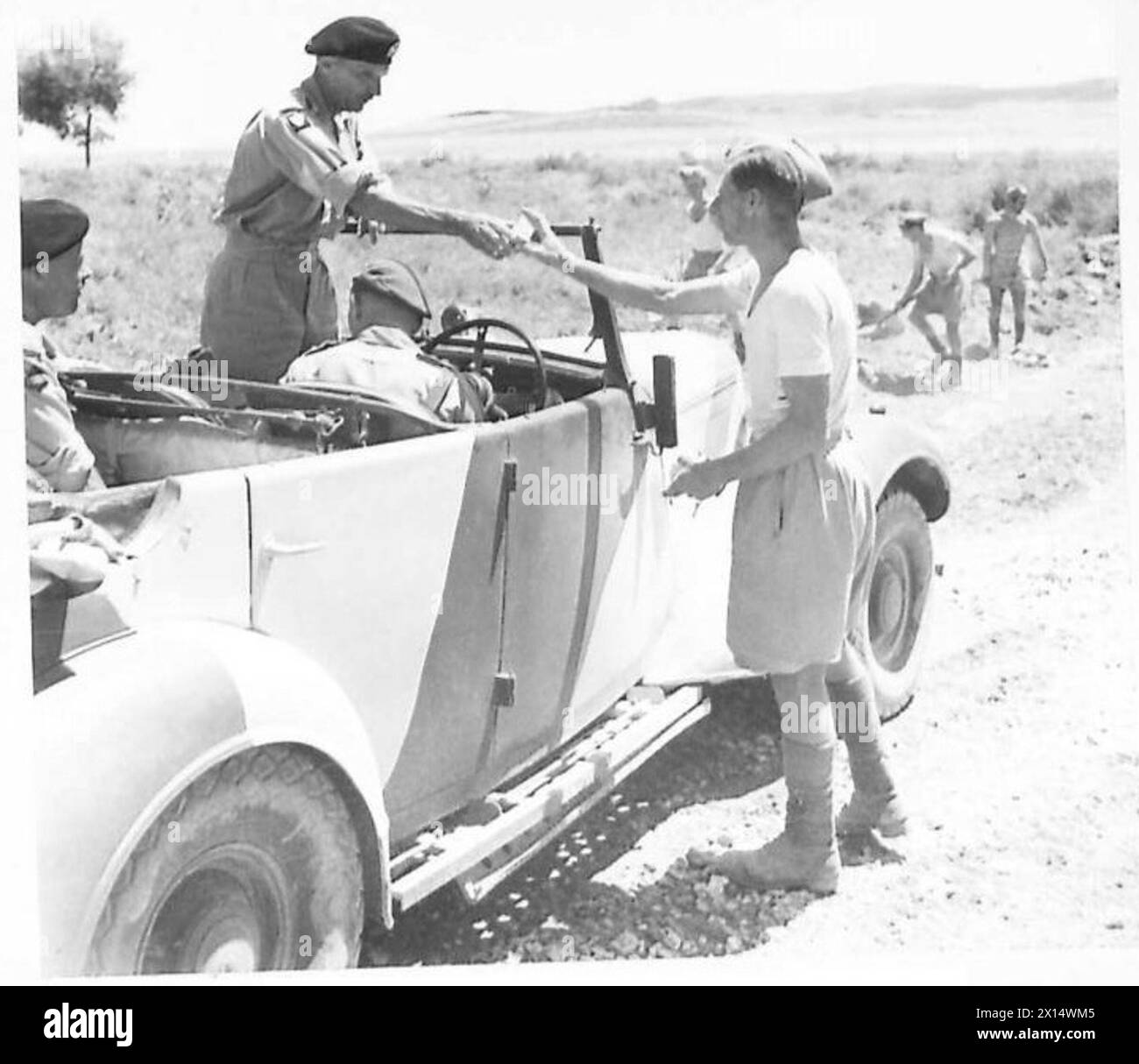 Il generale Montgomery si ferma vicino a Lentini per parlare con un soldato britannico e mani le sigarette durante la sua visita alla i Brigata corazzata canadese in Sicilia sotto la supervisione dell'esercito britannico. Foto Stock