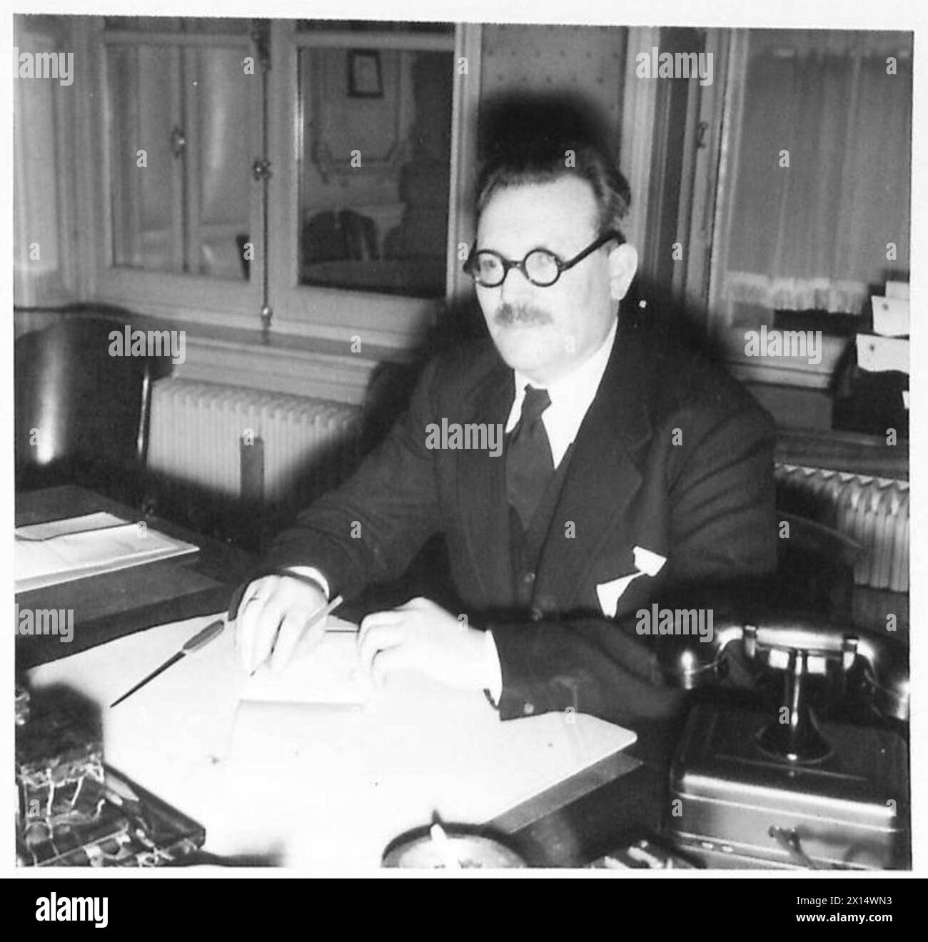 Il quartier generale supremo della forza di spedizione alleata visita il nuovo primo ministro belga Achille Van Acker, durante le discussioni ufficiali con l'esercito britannico, il 21st Army Group. Foto Stock