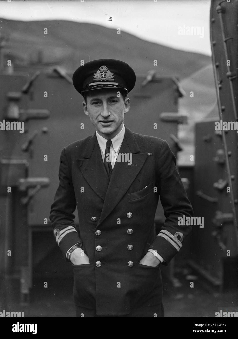 Tenente D.R.O. Mott, DSC, serve come capitano della HMS usurper con il suo primo tenente il 6 febbraio 1943 a Holy Loch. Foto Stock