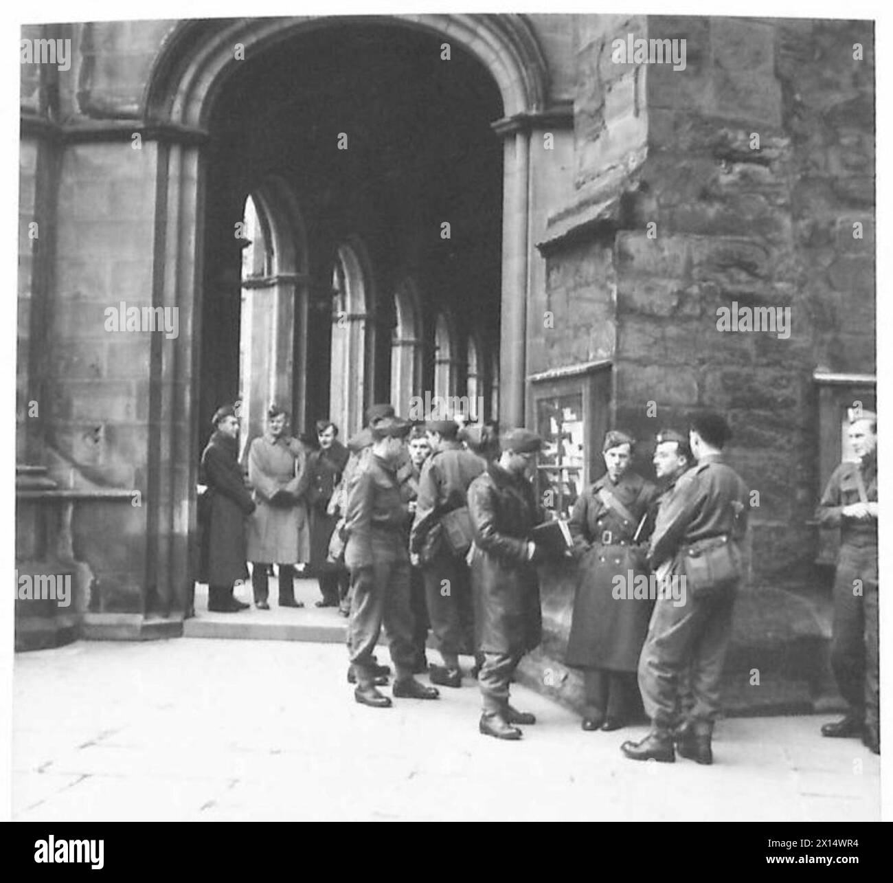 Gli studenti dell'esercito polacco del 1° corpo arrivano all'Università di St Andrews per un'ulteriore formazione in inglese, scienze politiche, economia, letteratura francese, arti, chimica e ricerca. 100 studenti sono stati selezionati tra 350 candidati, come offerto dal professor Wright e approvato dal generale Marian Kukiel, CO del i corpo polacco, documentato dalle forze armate polacche in Occidente. Foto Stock