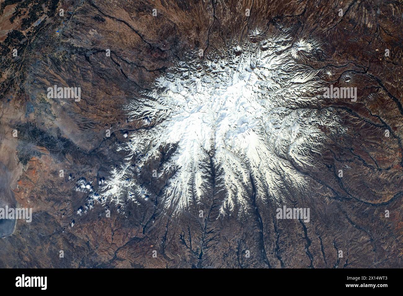 Montagna innevata nella catena montuosa vicino alla costa dell'Iran. Miglioramento digitale di un'immagine da parte della NASA Foto Stock