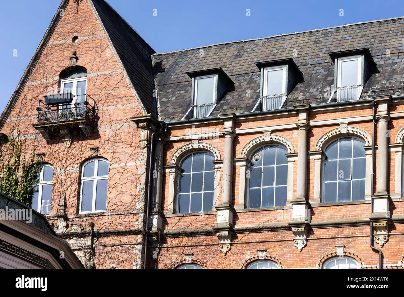 Antica casa tradizionale in mattoni rossi con grandi finestre. Copenaghen, Danimarca Foto Stock